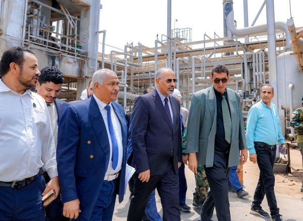 اليمن: الزُبيدي يتفقد أعمال إعادة تشغيل مصافي عدن المتوقفة منذ عقد
