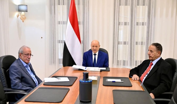 اليمن: العليمي يؤكد التزام الدولة بتلبية مطالب حضرموت ويدعو لشراكة نُخبها في الرقابة والمشورة