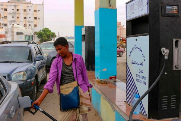 اليمن: تخفيض جديد في أسعار الوقود مع استمرار استقرار الريال في مناطق نفوذ الحكومة