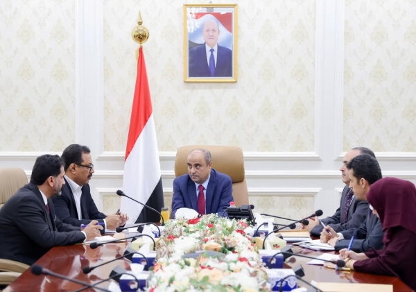اليمن: رئيس الوزراء يوجه بخفض أسعار الغاز وكسر الاحتكار مع تحسن سعر الصرف
