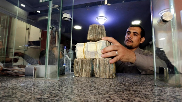 اليمن: صرافو عدن يعلنون إضرابًا شاملًا رفضًا لتحميلهم مسؤولية انهيار العملة