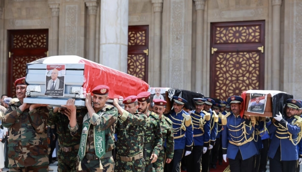 اليمن: آلاف يشاركون في تشييع قيادات الحوثيين الذين قُتلوا بغارة إسرائيلية ويتوعدون بالثأر