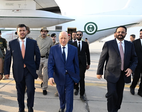 اليمن: العليمي في عدن لقيادة لقاءات حاسمة مع الحكومة والبنك المركزي