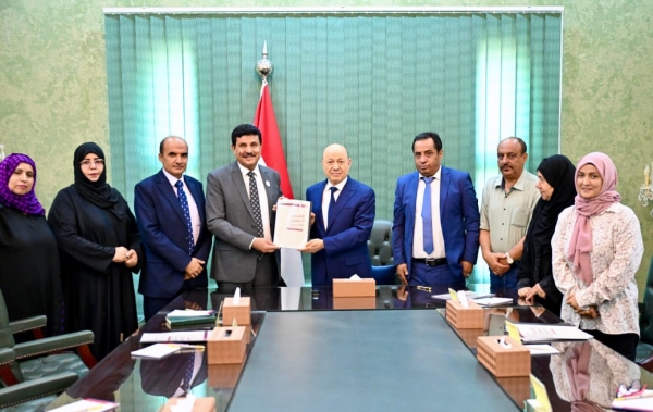 اليمن: اللجنة الوطنية تسلم تقريرها السنوي للرئيس العليمي عن انتهاكات حقوق الإنسان