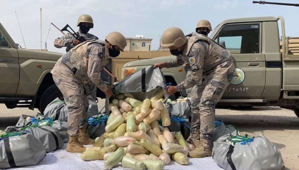 الرياض: سلطات الحدود السعودية تحبط تهريب 829 كيلو غرام من القات وتضبط 18 إثيوبياً مخالفاً