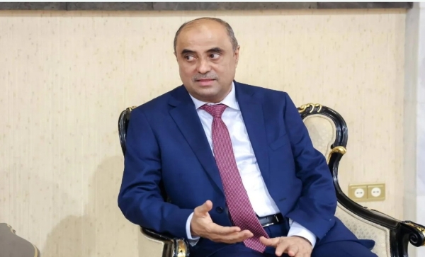 رئيس الوزراء اليمني لـ”الشرق الأوسط”: استعادة قيمة العملة تتحقق بالأفعال لا بالأقوال
