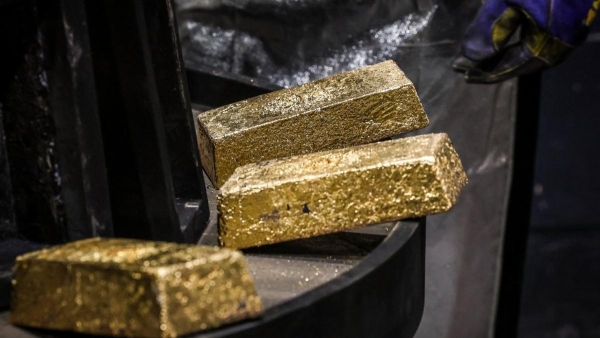 اقتصاد: الذهب يحوم قرب أعلى مستوى على الإطلاق مع إقبال المستثمرين على الملاذ الآمن