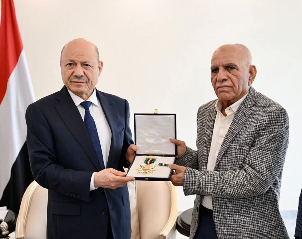 اليمن: الرئيس العليمي يمنح افتهان المشهري وسام الواجب ويؤكد التزام الدولة بإنصاف الضحايا