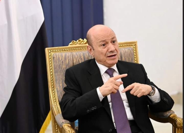 اليمن: العليمي يوجه بإعادة انتشار قوات الجيش في الساحل الغربي بعد احتكاكات محدودة