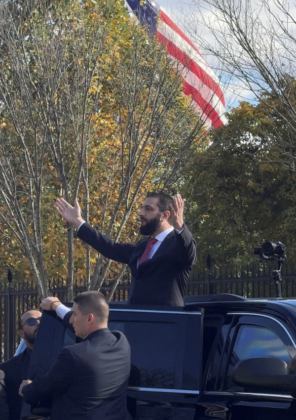 واشنطن: دبكة أمام البيت الأبيض ورئيس من الباب الجانبي!