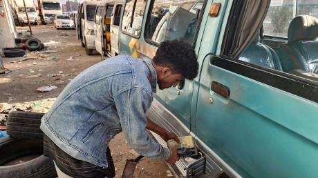 تقرير: موانئ يمنية خارج السيطرة... وشبكات لتهريب الوقود