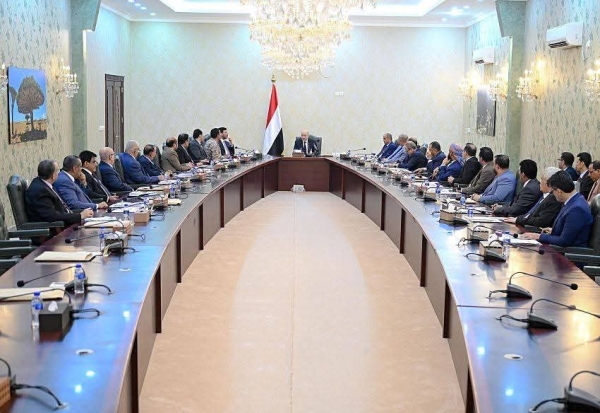 اليمن: الرئيس العليمي يوجه الحكومة بتحريك سعر الدولار الجمركي وتسريع توحيد الإيرادات