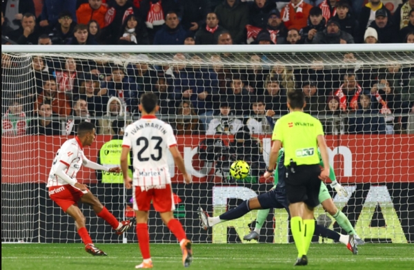 رياضة: عز الدين أوناحي يسجل هدفا عالميا في شباك ريال مدريد ويسقطه من صدارة 