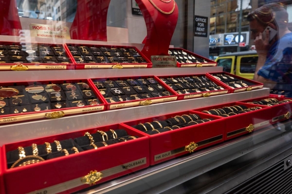 اقتصاد: جني الأرباح يهبط بالذهب.. والفضة تسجّل مستوى قياسياً جديداً