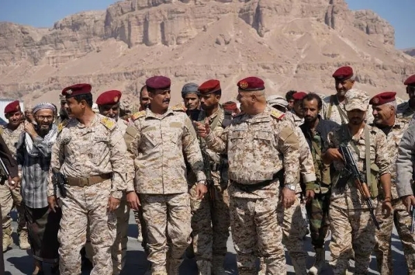 اليمن: قائد المنطقة العسكرية الأولى يتفقد المواقع الأمامية وسط تصاعد التوتر في حضرموت