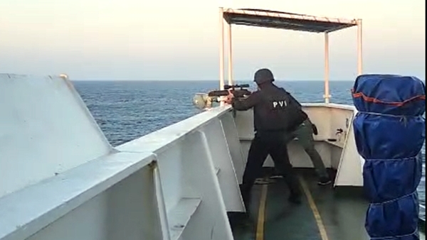 لندن: مصادر ملاحية ترجّح فرضية القرصنة في هجوم استهدف سفينة بضائع جنوب البحر الأحمر