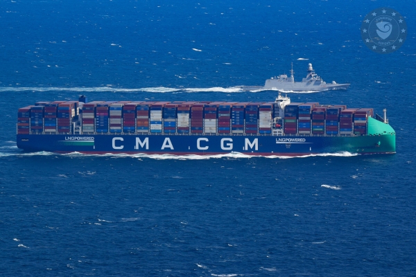 أثينا: فرقاطة إيطالية تؤمّن مرور سفن تجارية في البحر الأحمر