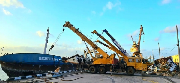 اليمن: انتشال ثاني أكبر سفينة غارقة في ميناء الاصطياد السمكي بعدن