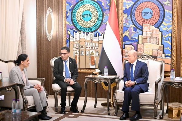 اليمن: العليمي يقول إن استلام المعسكرات سيحصر السلاح بيد الدولة ويصف حل الانتقالي بـ 