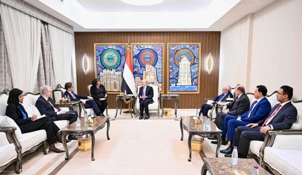 الرياض: الرئيس العليمي يقول ان عملية استلام المعسكرات يعزز الاستقرار ويعيد ثقة المجتمع الدولي باليمن