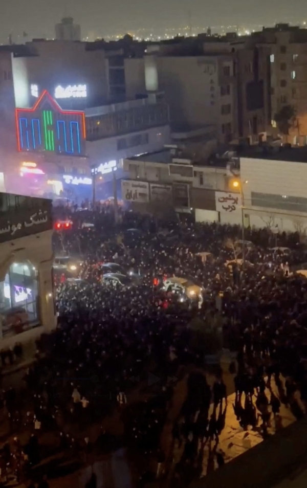 طهران: إيقاف الإنترنت ومداهمات المنازل يعمّقان عزلة الإيرانيين عن العالم