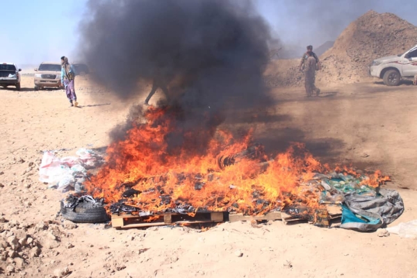 اليمن: إتلاف 327 كيلوجراماً من الحشيش في مأرب بعد ضبطها أثناء محاولة تهريبها