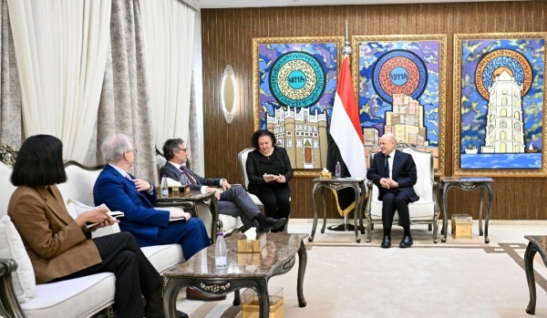 اليمن: العليمي يؤكد التزام اليمن بالشراكة الدولية لمكافحة الإرهاب