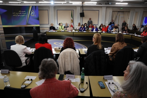 تقرير: قيادة المرأة الإيرانية.. الصاعق السياسي لتفجير أركان الديكتاتورية المزدوجة (الشاه والملا)