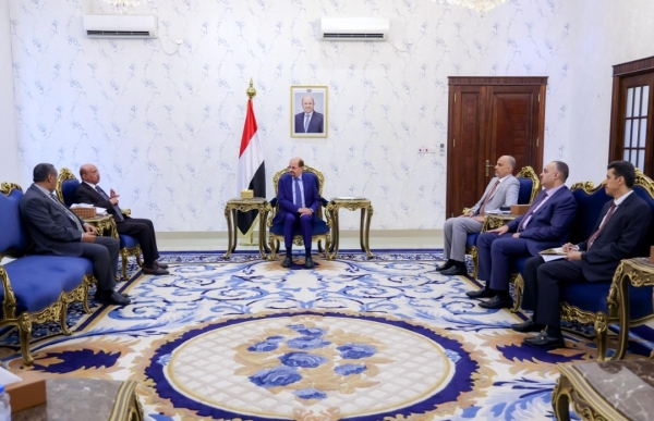 اليمن: رئيس الوزراء يوجه بالبدء بتسليم مرتبات موظفي الدولة بشكل عاجل