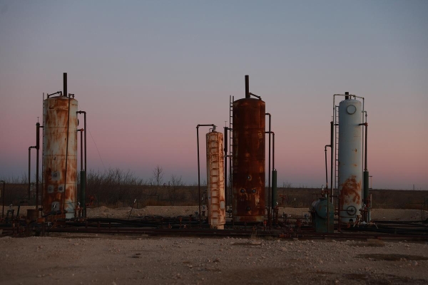 اقتصاد: النفط ينخفض بعد تقرير عن اقتراح وكالة الطاقة الدولية أكبر سحب من المخزونات