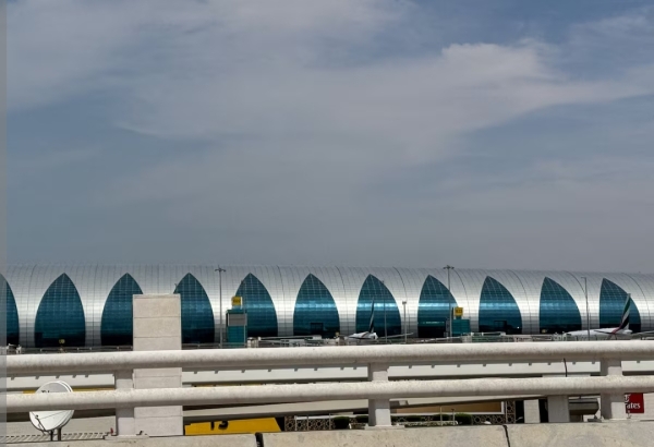 ابو ظبي: احتواء حريق قرب مطار دبي الدولي وتعليق الرحلات