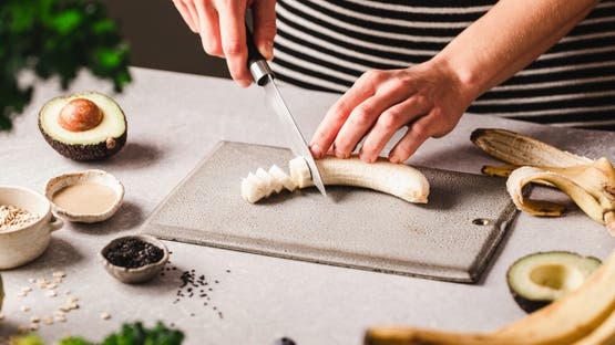 صحة: هل الموز يعالج الإمساك أم يفاقمه؟