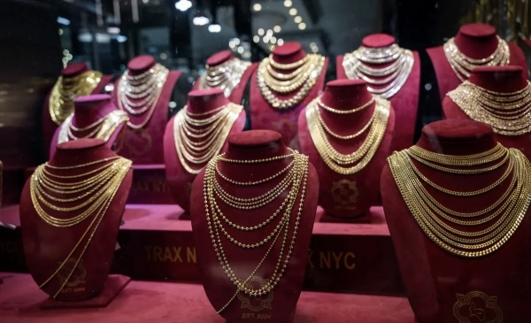 اقتصاد: الذهب يرتفع بشكل طفيف وسط تراجع الدولار