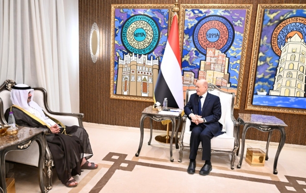 اليمن: الرئيس العليمي يؤكد تضامن بلاده مع الكويت ضد 
