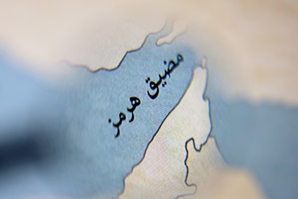 رويترز: المخابرات الأمريكية ترى أن إيران لن تخفف قبضتها على مضيق هرمز قريبا