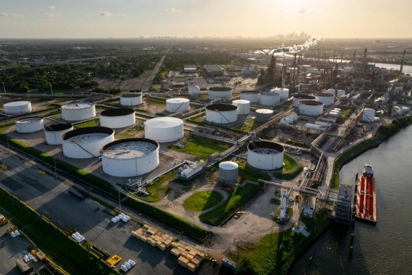 اقتصاد: النفط يتراجع بأكثر من 13% بعد إعلان ترامب وقف إطلاق النار على إيران