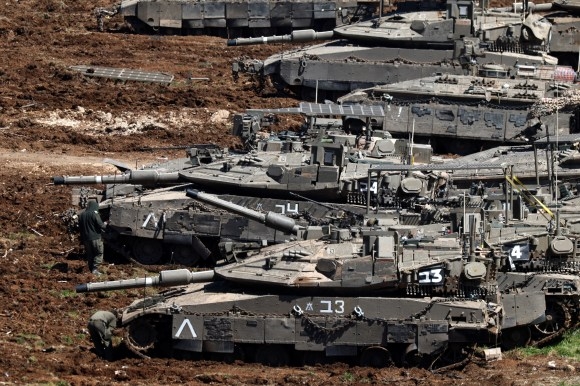 تحليل: أمريكا وإيران تتفاوضان على اتفاق سلام لكن إسرائيل تستعد “لحرب أبدية”