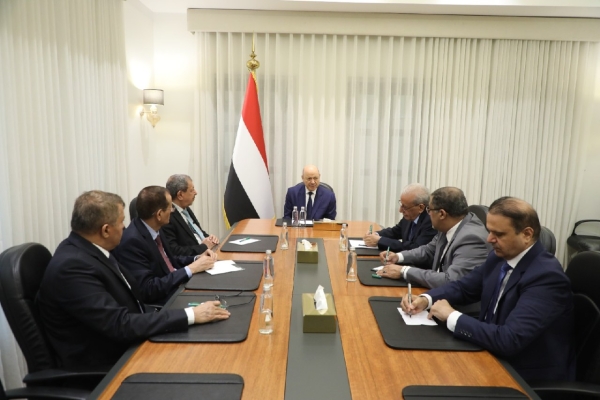 اليمن: العليمي يتعهد بملاحقة 