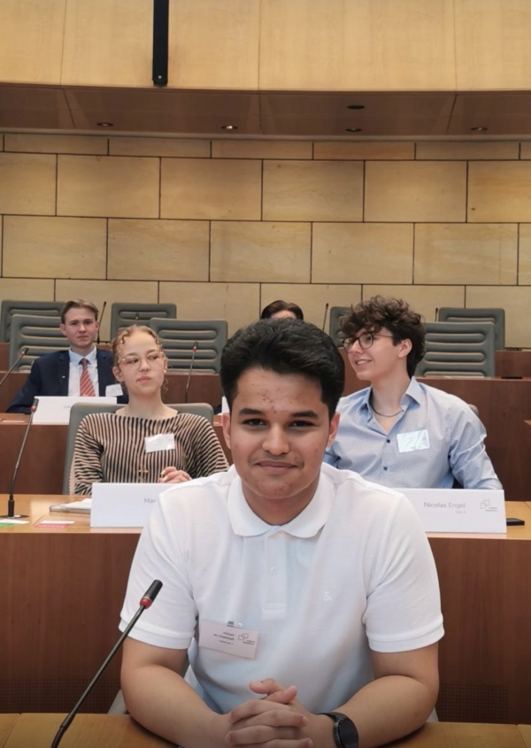 برلين: طالب يمني يتصدر مسابقة للمناظرات ويتأهل للنهائيات الفيدرالية في برلين