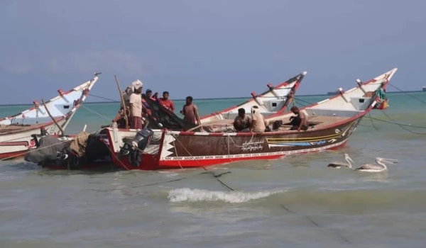 اليمن: اختفاء قارب صيد يقل 15 بحارًا قبالة سواحل الخوخة منذ أكثر من أسبوعين