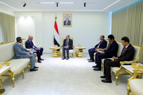 اليمن: رئيس الوزراء يؤكد تعزيز الشراكة مع الأمم المتحدة خلال لقاء في عدن