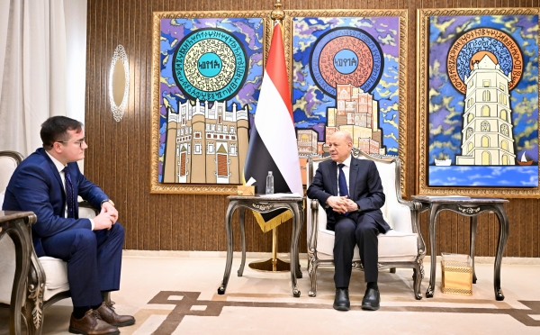 اليمن: العليمي يتطلع لدور روسي أكبر في إعادة الإعمار وقطاعات الطاقة