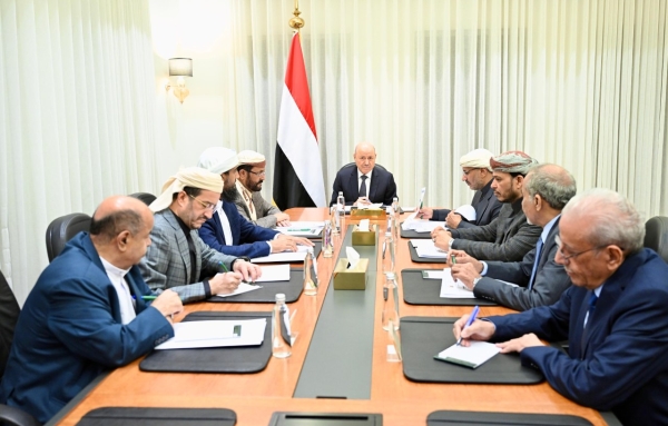 اليمن: المجلس الرئاسي يرحب بتحرير الدولار الجمركي وزيادة الأجور لمواجهة العجز المالي