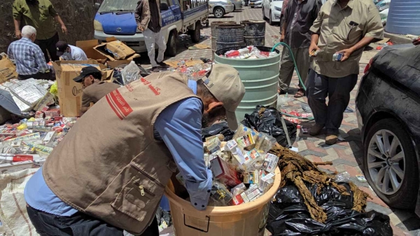 اليمن: السلطات القضائية في عدن تتلف طناً من السجائر والشيش الإلكترونية المهربة