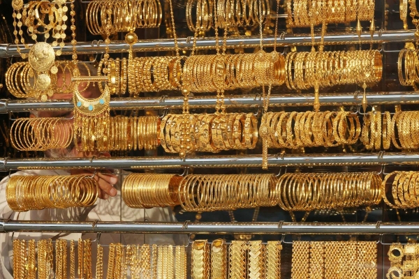 اقتصاد: الذهب يرتفع بأكثر من 1% مع ضعف الدولار وترقب محادثات أميركا وإيران