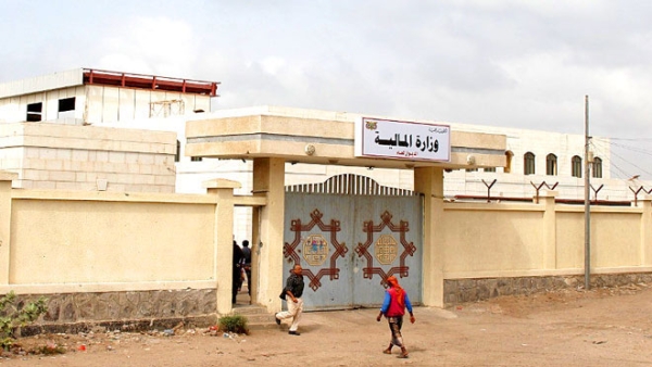 اليمن: الحكومة تعلن صرف مرتبات شهر للمدنيين والعسكريين