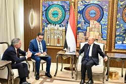 اليمن: العليمي يربط السلام المستدام بنزع سلاح الحوثيين ويؤكد أن أمن البحر الأحمر يبدأ من البر