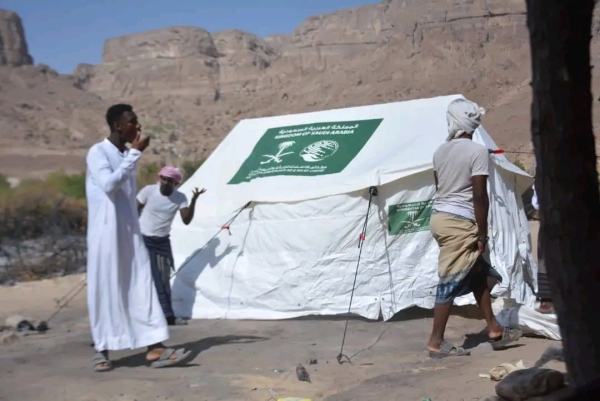 اليمن: مركز الملك سلمان يوزّع مساعدات إيوائية للمتضررين من حريق مساكنهم في المهرة