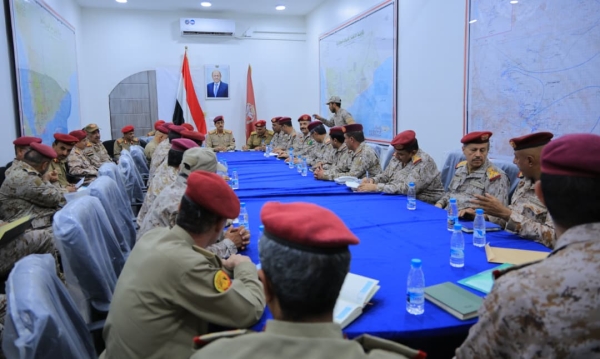 اليمن: وزير الدفاع يترأس اجتماعاً موسعاً للقيادات العسكرية في مأرب