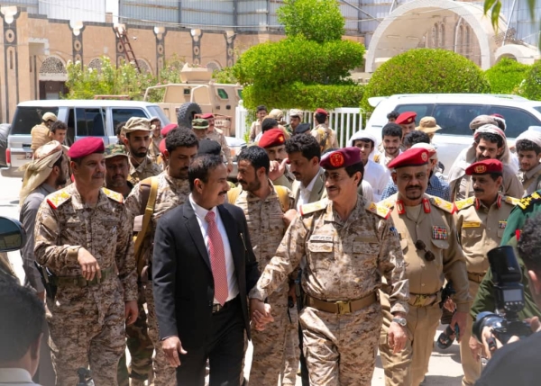 اليمن: محافظ شبوة يطالب بإنشاء منطقة عسكرية مستقلة وكلية بحرية خلال مباحثات مع وزير الدفاع